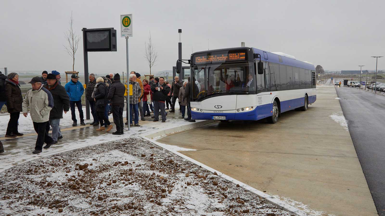 Bus hält am Bahnhof Merklingen